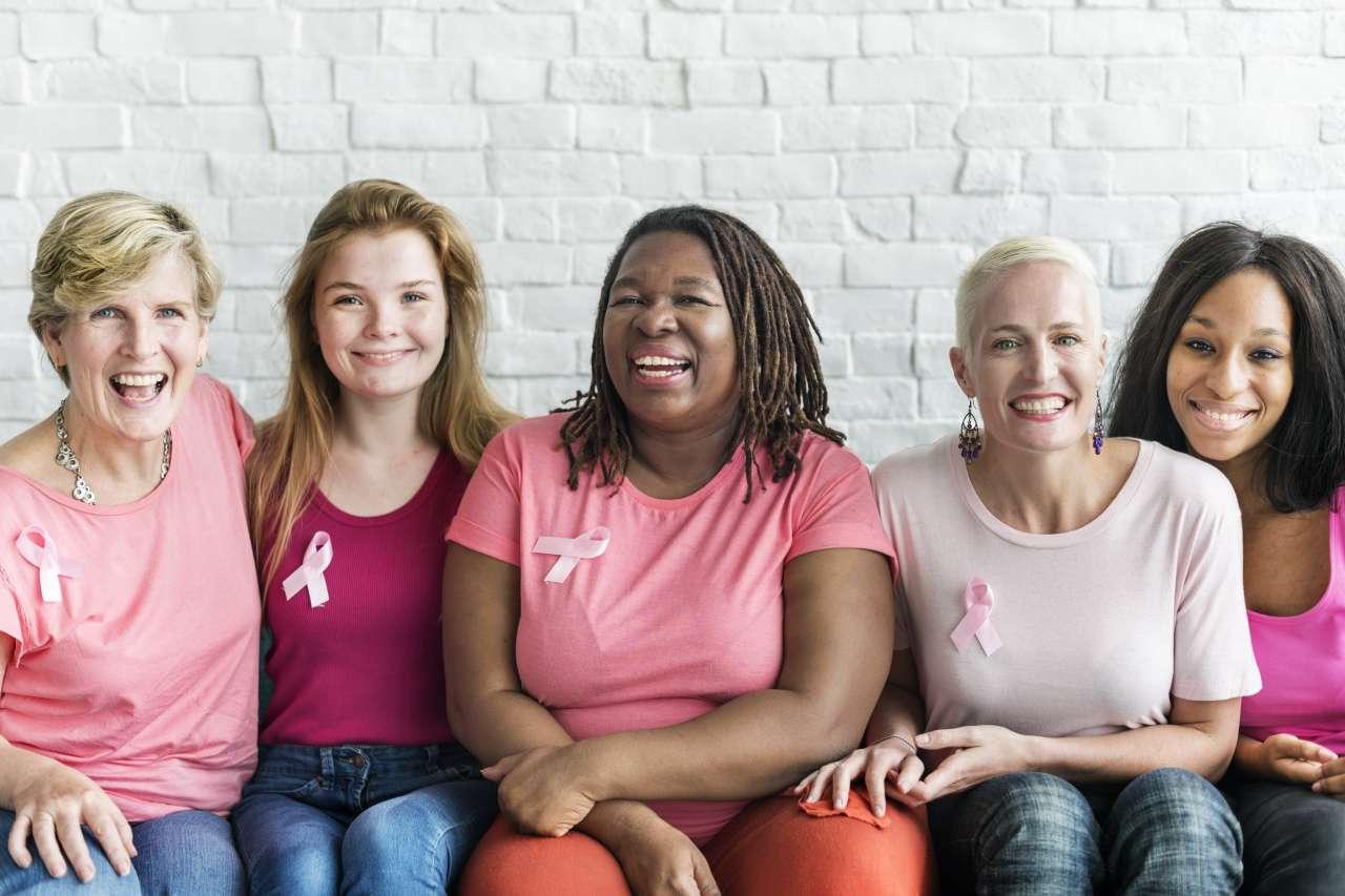 乳腺癌幸存者坐在一起